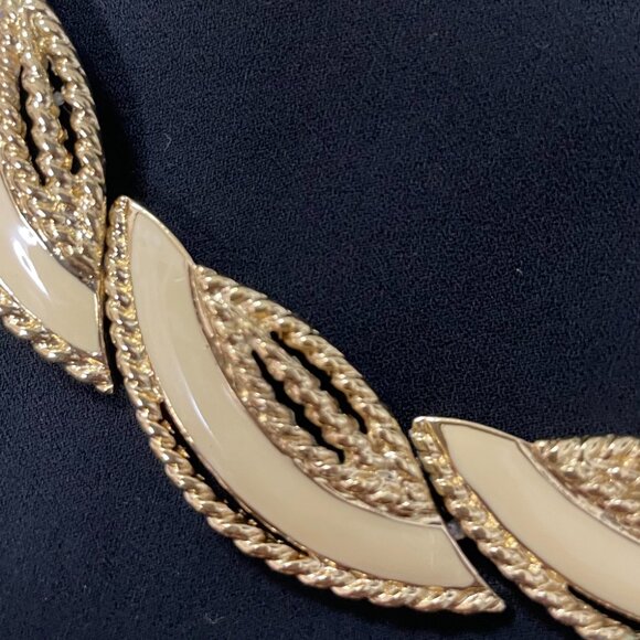 Trifari signed vintage gold-tone and cream enamel textured leaves choker - Picture 2 of 7